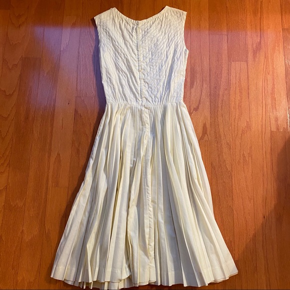 1960’s vintage peekaboo eyelet pleated shirtwaist - Picture 3 of 5